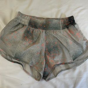 Rare lululemon 2.5” hotty hot shorts